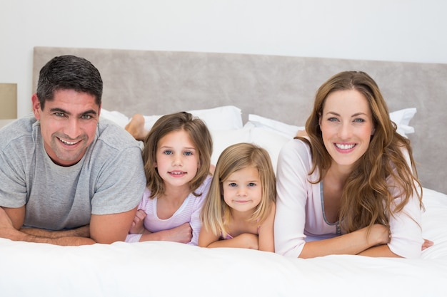 Glimlachende familie in bed