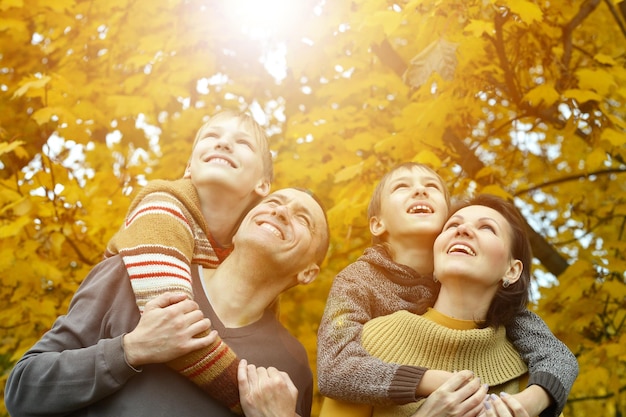 Glimlachende familie in herfstbos