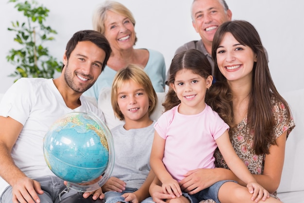 Foto glimlachende familie met bol