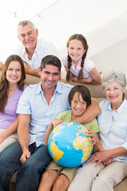 Foto glimlachende familie met meerdere generaties met bol