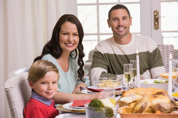 Glimlachende familie tijdens Kerstmisdiner