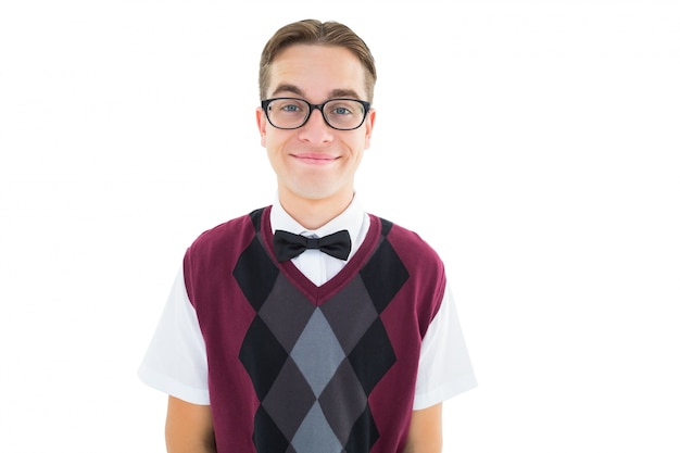 Glimlachende geeky hipster die camera bekijkt
