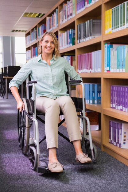 Glimlachende gehandicapte student in bibliotheek