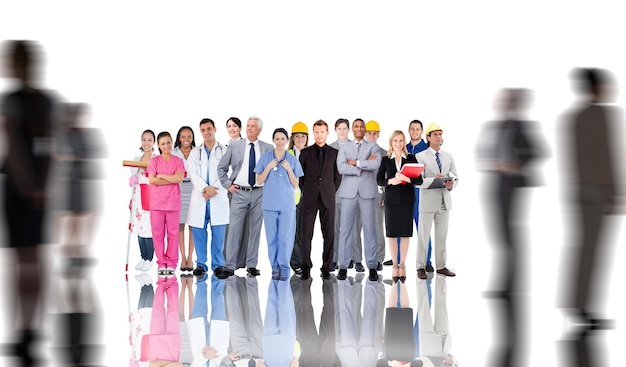 Glimlachende groep mensen met verschillende banen met silhouetten van zakenmensen