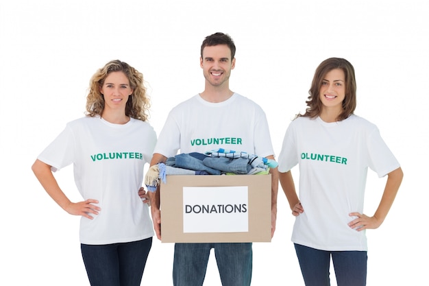 Glimlachende groep vrijwilligers die schenkingsdoos houden