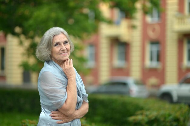 Glimlachende hogere vrouw