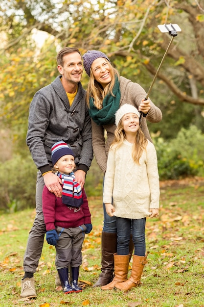 Glimlachende jonge familie die selfies neemt