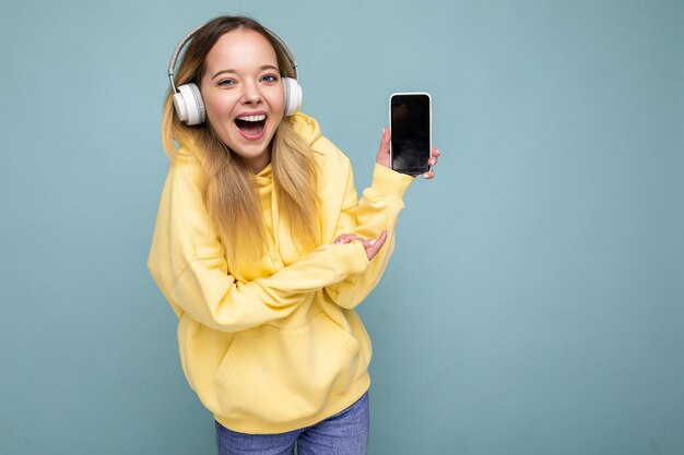 Glimlachende jonge vrij leuke vrouw met oprechte geïsoleerde emoties