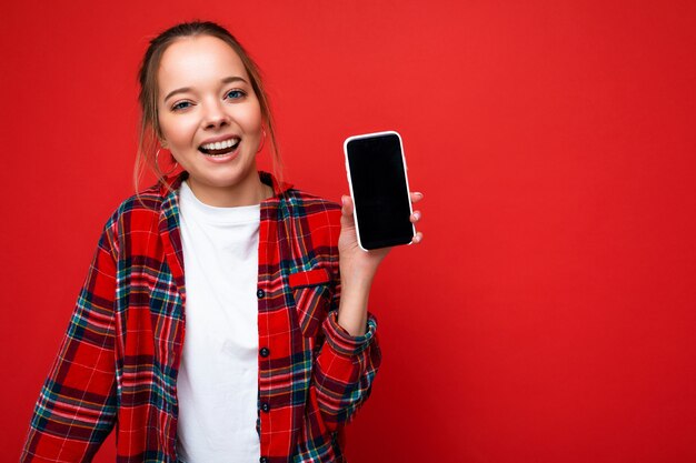 Glimlachende jonge vrij leuke vrouw met oprechte geïsoleerde emoties