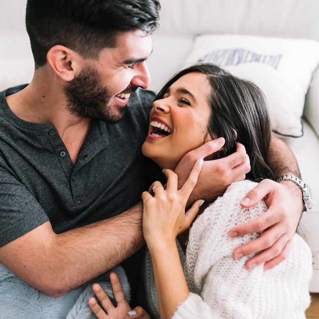 Glimlachende jonge vrouw die het lachen omhelst