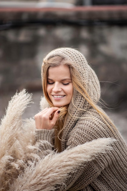 Glimlachende jonge vrouw in de winter