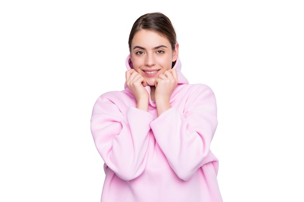 Glimlachende jonge vrouw in roze hoodie die op witte achtergrond wordt geïsoleerd