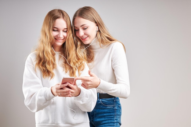 Glimlachende jonge vrouw met een smartphone