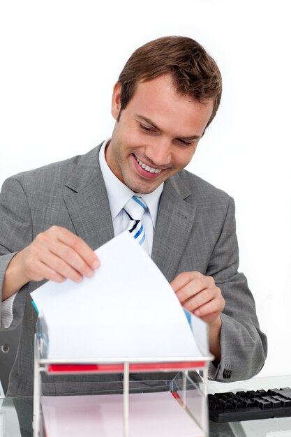 Foto glimlachende jonge zakenman die een document bestudeert