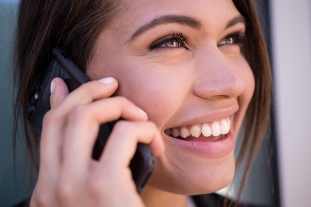 Foto glimlachende jonge zakenvrouw die aan het bellen is