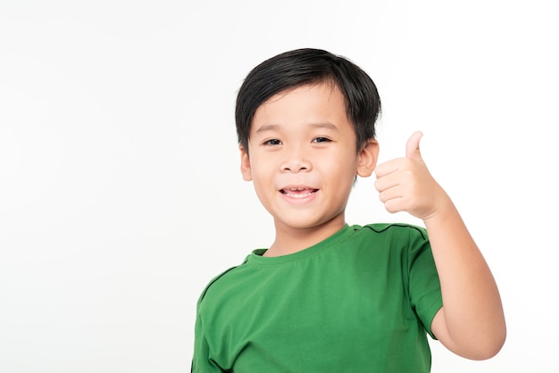 Glimlachende jongen in wit t-shirt met duim omhoog op een licht