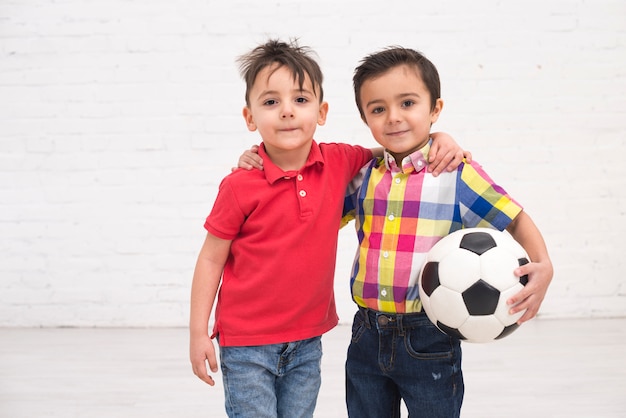 Foto glimlachende jongens met een voetbalbal