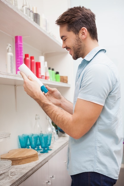 Glimlachende kapper met haarproducten