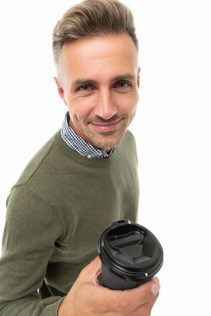 Glimlachende kerel bij koffiepauze die op wit wordt geïsoleerd kerel bij koffiepauze in studio