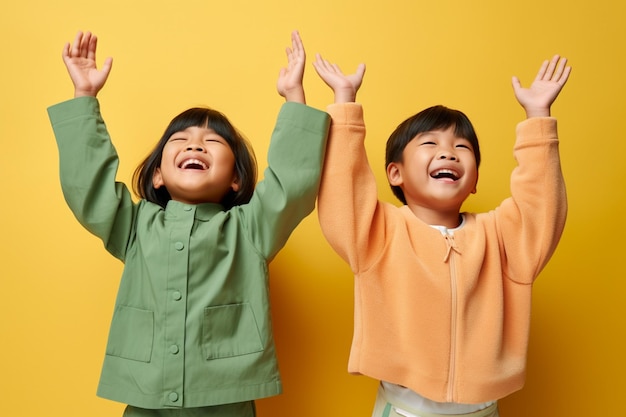 Glimlachende kinderen kleurrijke achtergrond