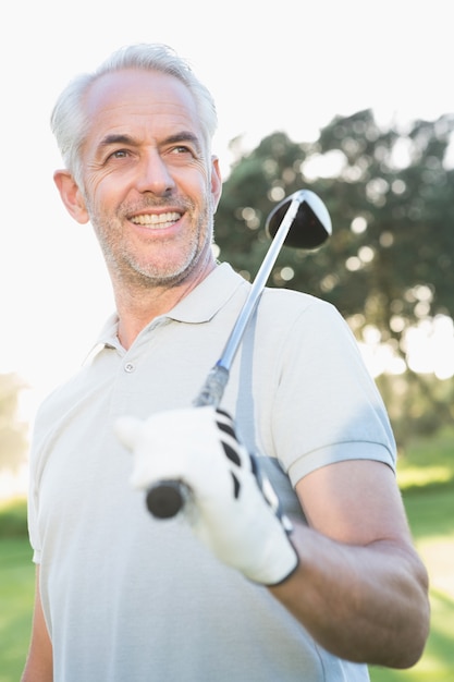 Foto glimlachende knappe golfspeler die weg eruit ziet