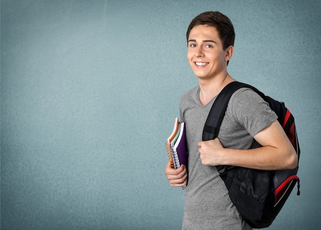 Glimlachende knappe jongen met boek