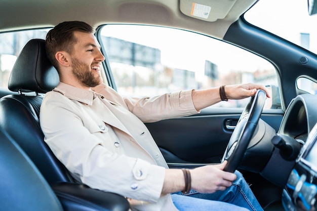 Glimlachende knappe man rijdende auto