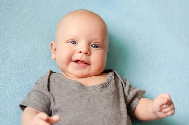 Glimlachende leuke babyjongen 3 maanden oud. Portret close-up