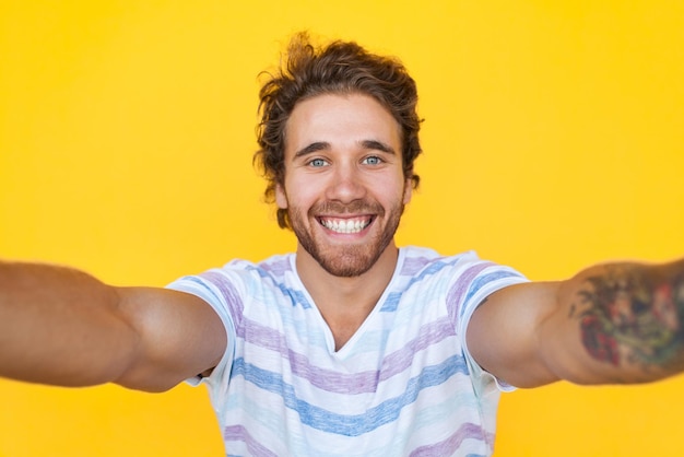 Glimlachende man die zelfie neemt