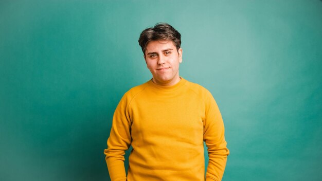 Foto glimlachende man in de groene studio.