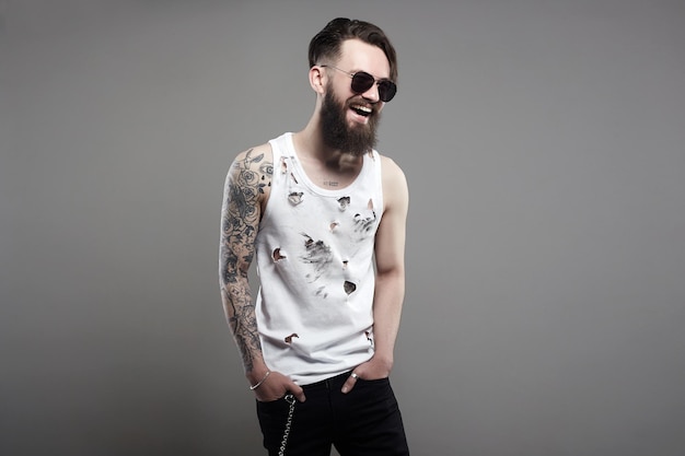Glimlachende man met baard bebaarde hipster Boy