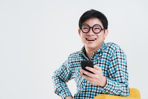 Glimlachende man met een smartphone op een witte achtergrond