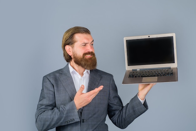 Glimlachende man met laptopcomputer op kantoor zakenman werken met notebook in kantoor zakenman