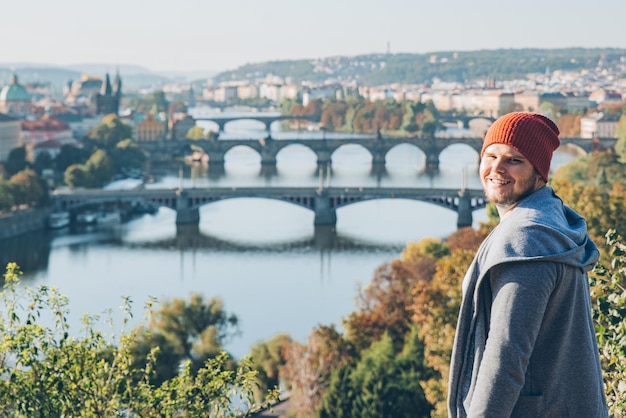 Glimlachende man portret met herfst Praag op achtergrond