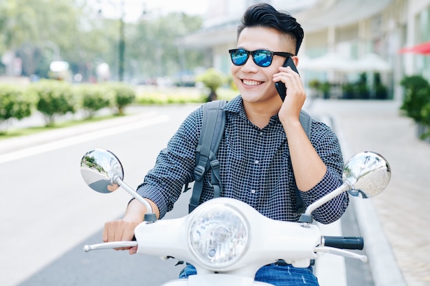 Glimlachende man rijden op scooter