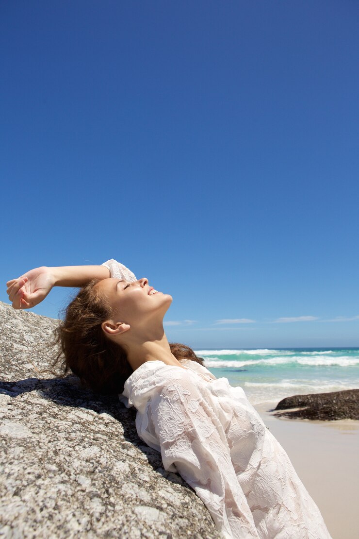 Glimlachende mannequin die omhoog het strand bekijkt