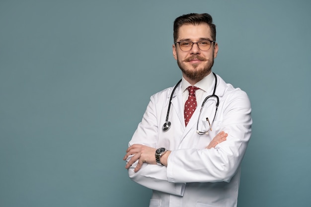 Glimlachende medische werker in witte jas en stropdas