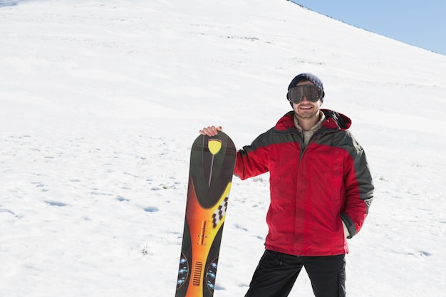 Glimlachende mens met skiberaad die zich op sneeuw bevindt