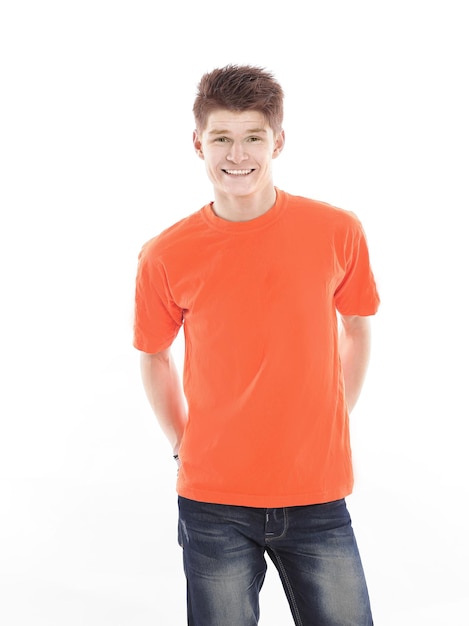 Glimlachende moderne man in een oranje shirt