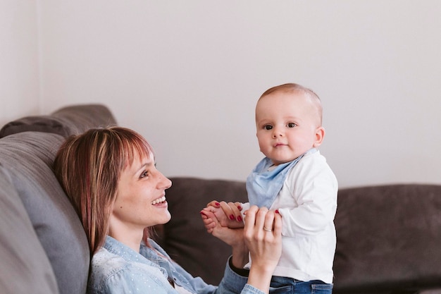 Glimlachende moeder en zoon thuis