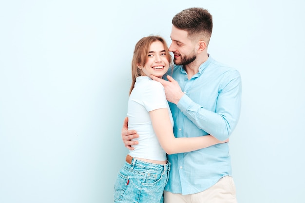 Glimlachende mooie vrouw en haar knappe vriendje