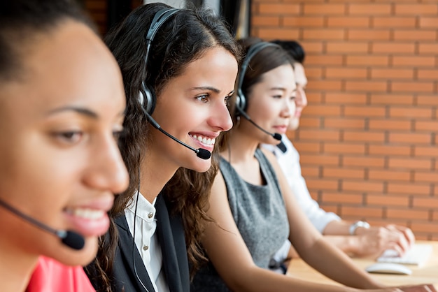 Foto glimlachende multi-etnische telemarketing klantenservice agenten, call center baan concept
