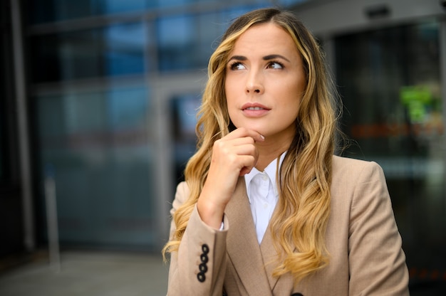 Glimlachende onderneemster poirtrait in een peinzende uitdrukking