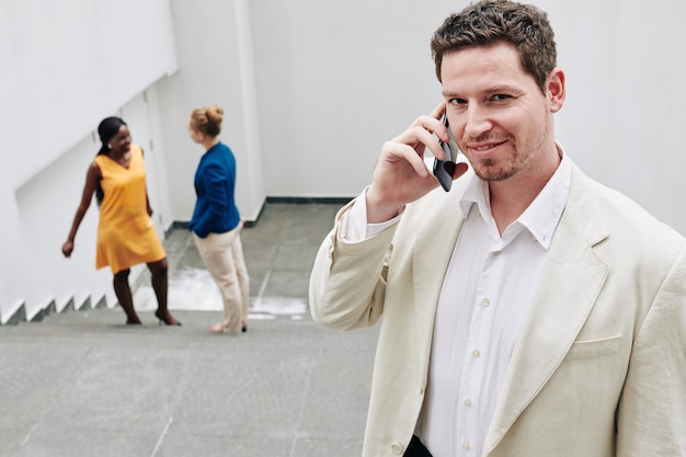 Glimlachende ondernemer die op telefoon spreekt