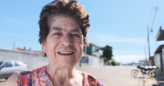 Glimlachende oude Latijnse vrouw Mooie hogere vrouw die de camera bekijkt