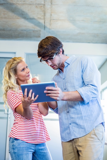 Glimlachende partners die tablet bekijken