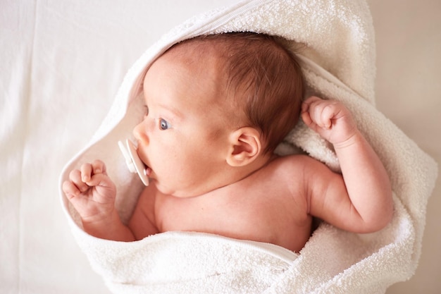 Glimlachende pasgeboren babyjongen van één maand lachende baby