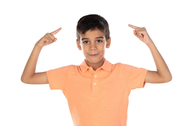 Glimlachende schattige kleine jongen die staat en wegwijst