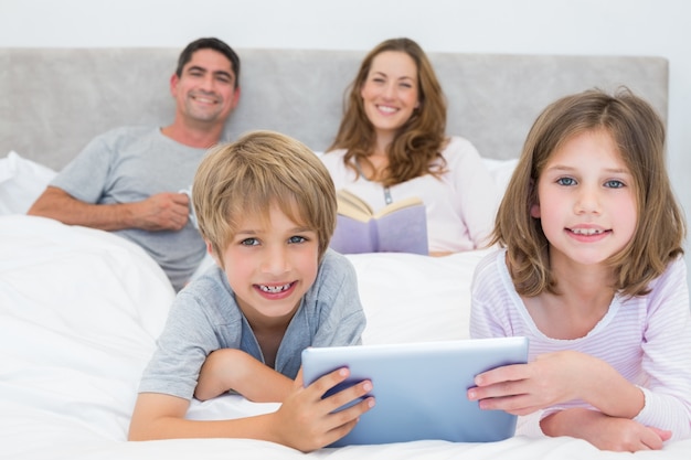 Glimlachende siblings die digitale tablet houden