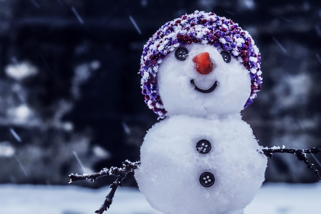Glimlachende sneeuwman in hoeden donkere sneeuwval als achtergrond